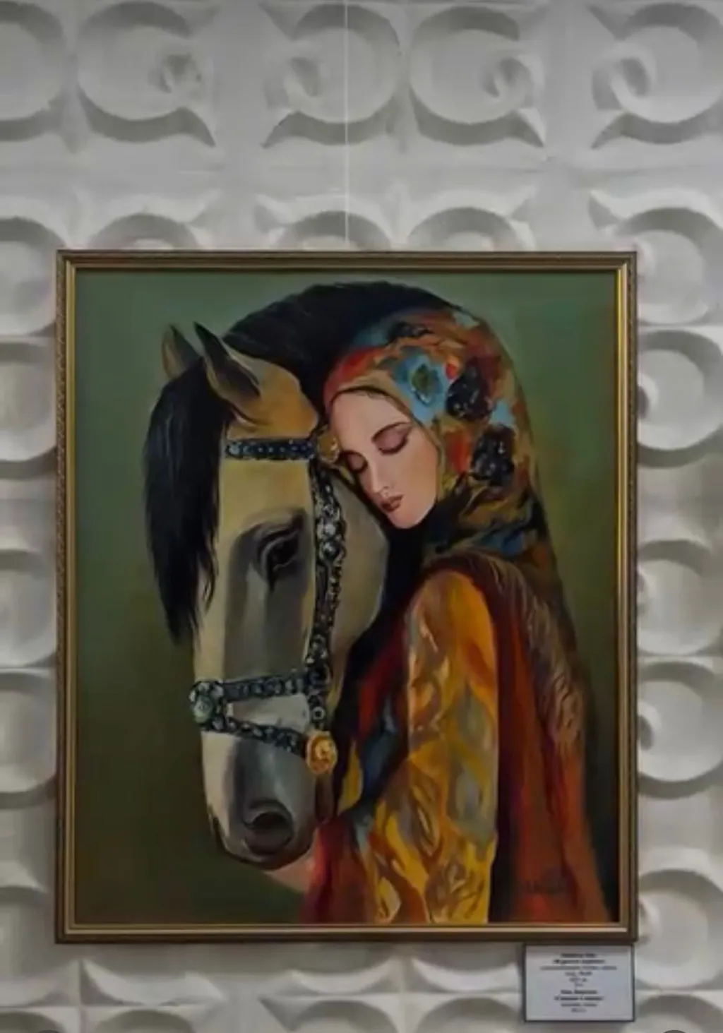 Искусство, вдохновляющее город: в Усть-Каменогорске открылась выставка креаторов